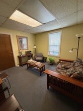 17 Oakwood Ave, West Hartford, CT for lease Interior Photo- Image 2 of 5