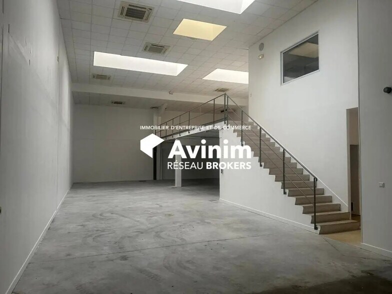 Industriel dans Ennery à louer - Photo du bâtiment - Image 2 de 7