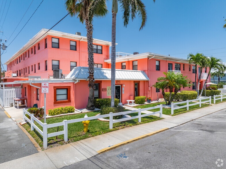 6800 Sunset Way, Saint Pete Beach, FL à vendre - Photo du bâtiment - Image 2 de 17