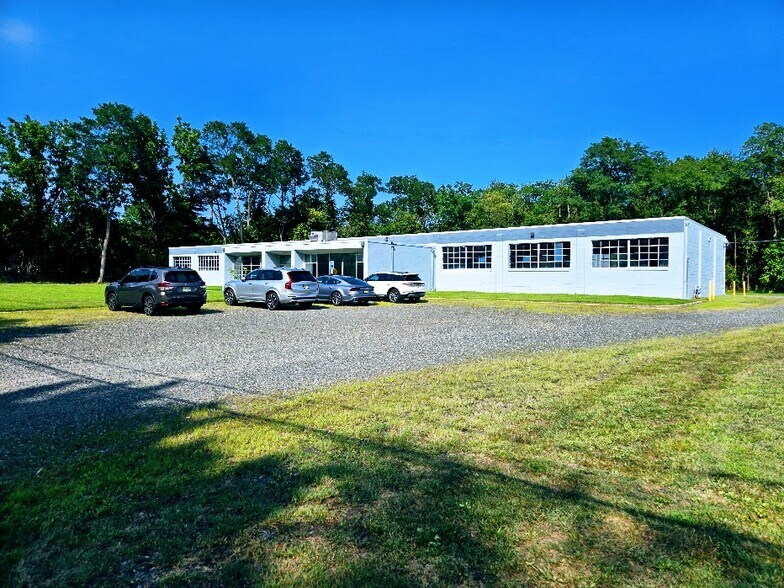 341 Fairfield Rd, Freehold, NJ à louer - Photo du bâtiment - Image 1 de 3