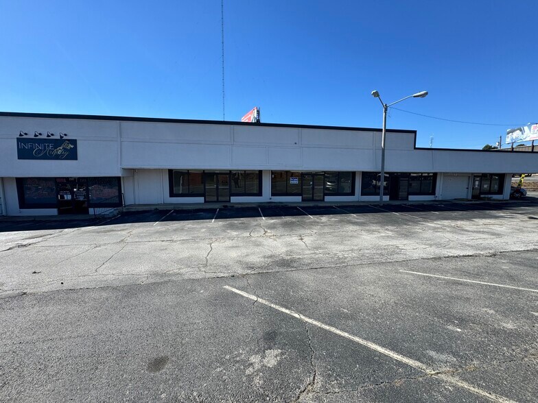 Woodward Ave Retail Shopping Center portefeuille de 3 propriétés à vendre sur LoopNet.ca - Photo du bâtiment - Image 3 de 6