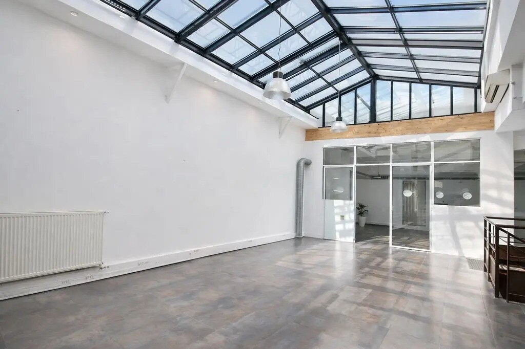 Office in Paris for lease Interior Photo- Image 1 of 7