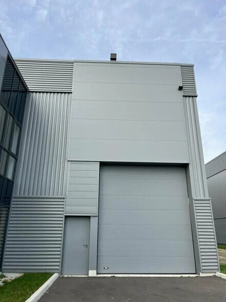 Flex in Chanteloup-en-Brie for sale - Building Photo - Image 1 of 12