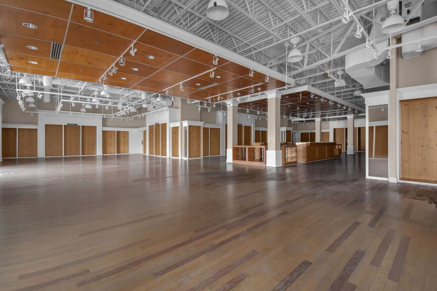 8000 Factory Shops Blvd, Jeffersonville, OH for lease - Building Photo - Image 3 of 24