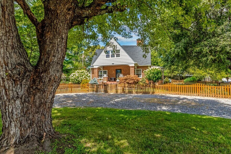 506 W Main St, Burnsville, NC à vendre - Photo du bâtiment - Image 3 de 42