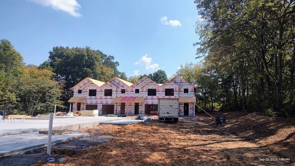 Under Construction 8 Units PLUS 2 Lots! portfolio of 4 properties for sale on LoopNet.ca - Building Photo - Image 2 of 4