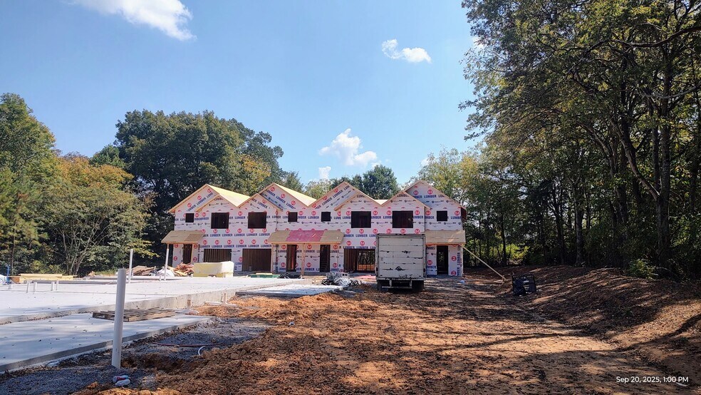 Under Construction 8 Units PLUS 2 Lots! portefeuille de 4 propriétés à vendre sur LoopNet.ca - Photo du bâtiment - Image 2 de 4