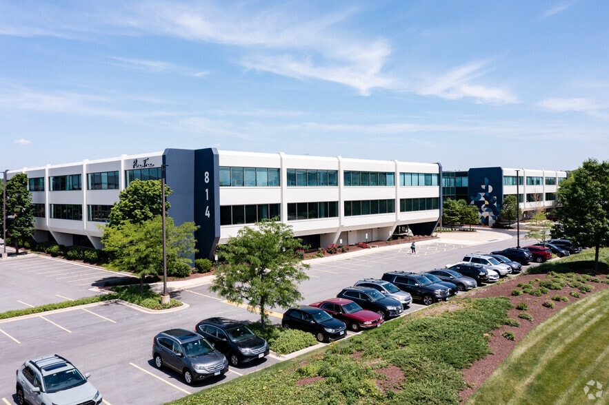 814 Commerce Dr, Oak Brook, IL à louer - Photo du bâtiment - Image 1 de 4