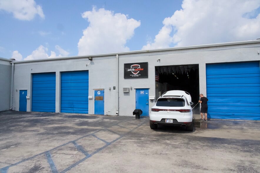 7215 NW 41st St, Miami, FL for sale - Building Photo - Image 2 of 17