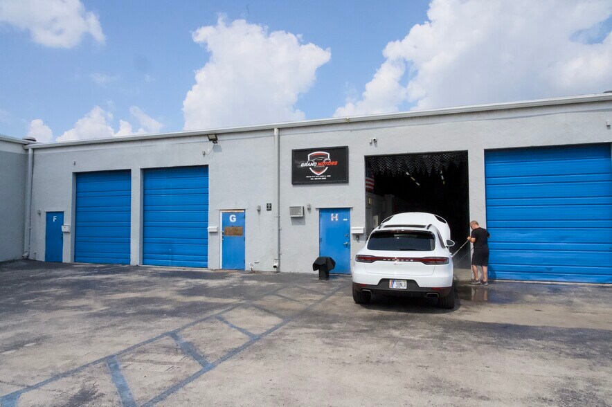 7215 NW 41st St, Miami, FL à vendre - Photo du bâtiment - Image 2 de 17