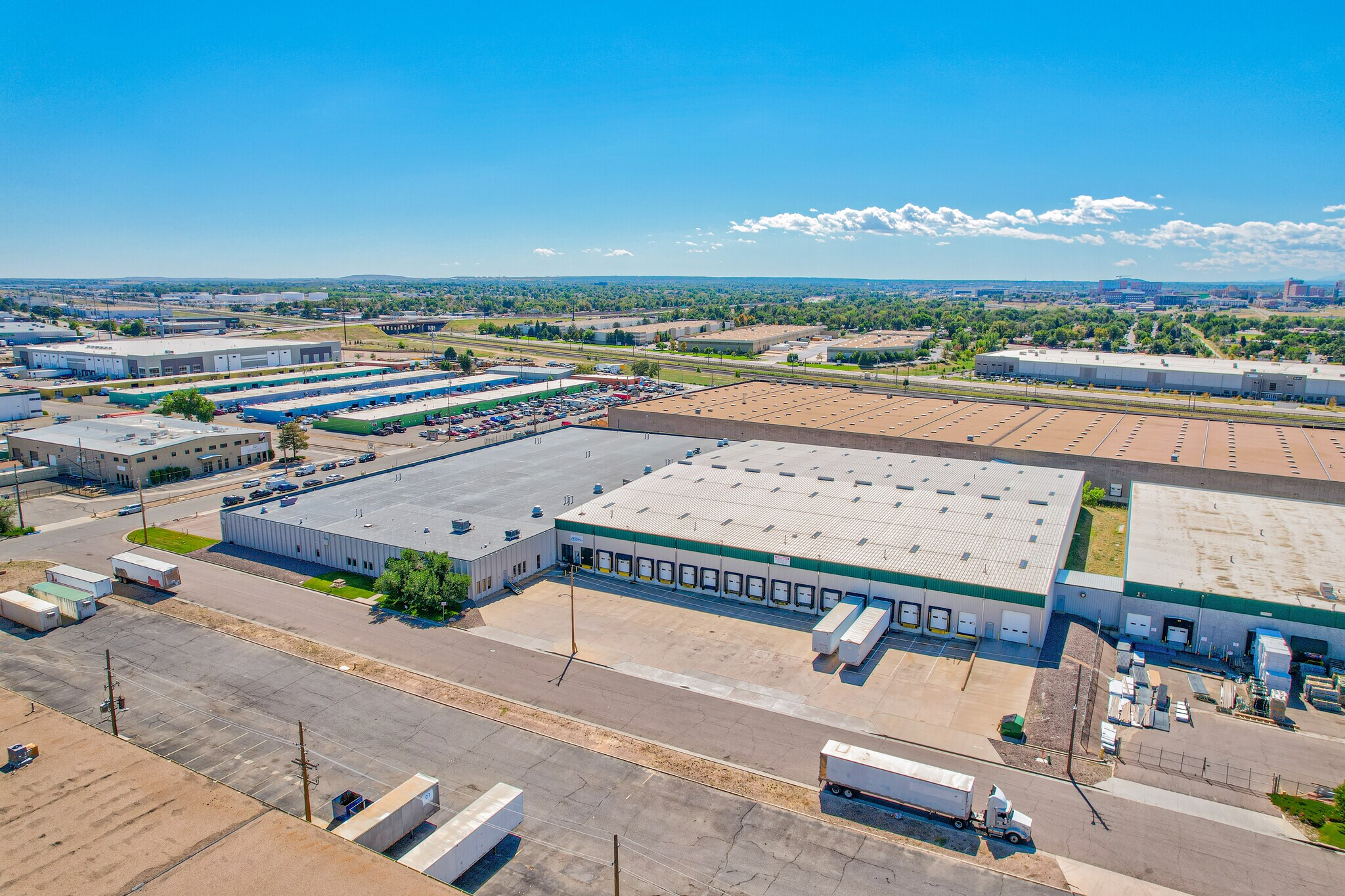 NE Denver Value Add Industrial Portfolio portefeuille de 2 propriétés à vendre sur LoopNet.ca Photo du bâtiment- Image 1 de 15