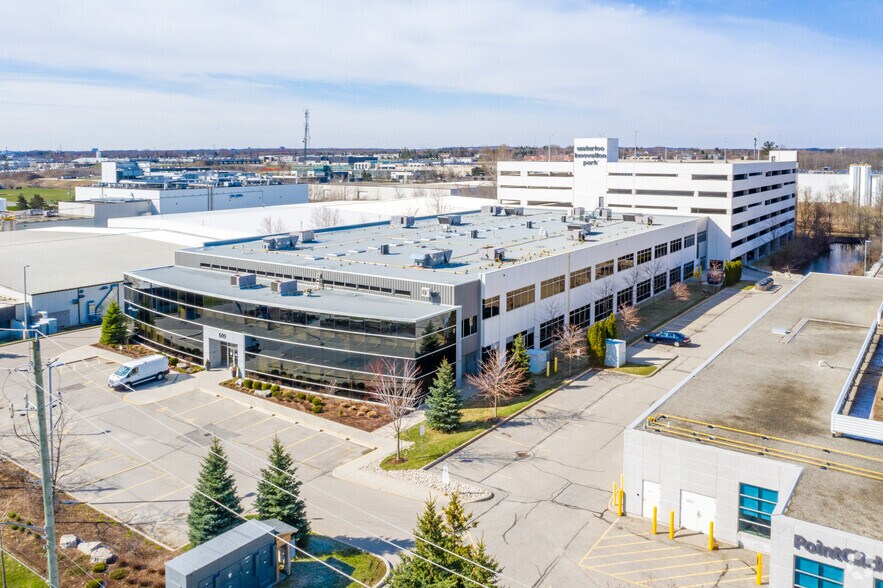 609 Kumpf Dr, Waterloo, ON à louer - Photo du bâtiment - Image 1 de 7