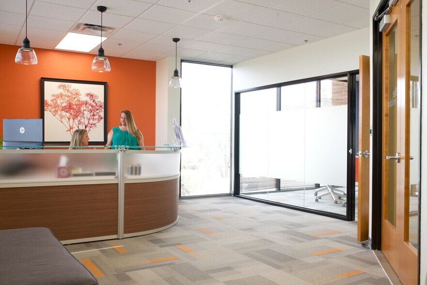 4435 E Chandler Blvd, Phoenix, AZ for lease - Interior Photo - Image 2 of 6