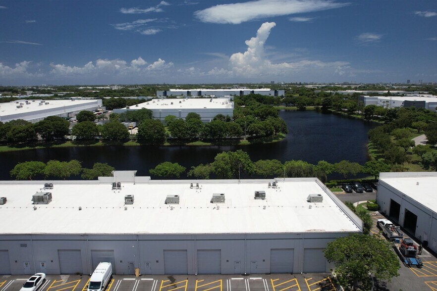 2721 NW 19th St, Pompano Beach, FL à louer - Photo du bâtiment - Image 3 de 4
