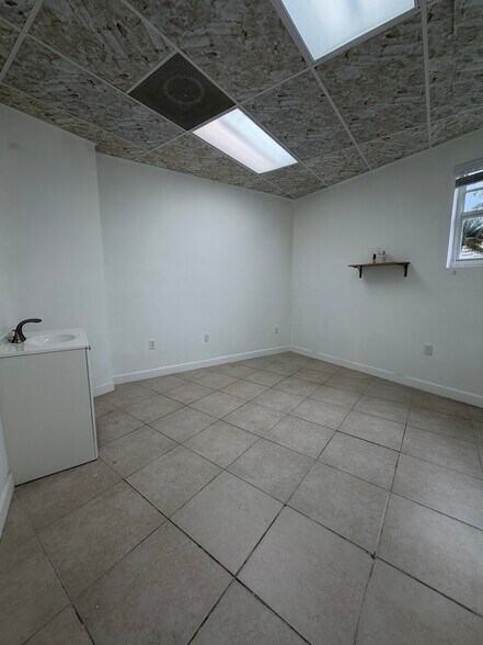 18319-18321 W Dixie Hwy, North Miami Beach, FL à louer - Photo du bâtiment - Image 2 de 5