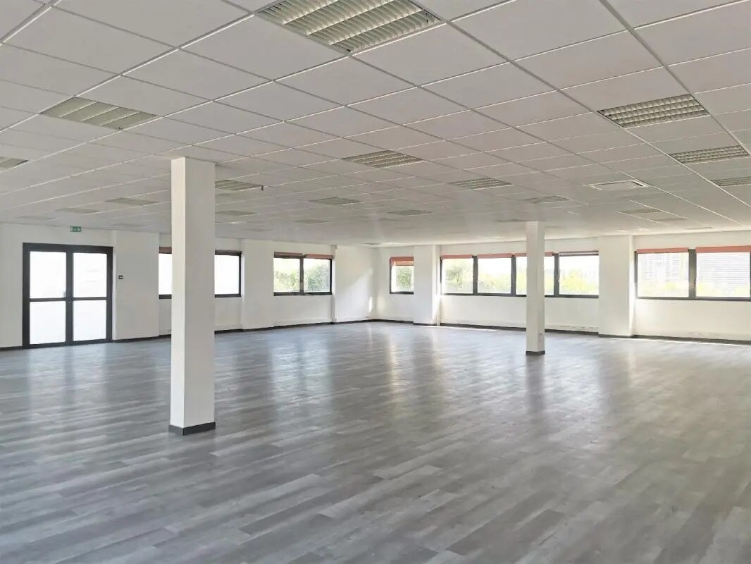 Office in Saint-Priest for lease Interior Photo- Image 1 of 10