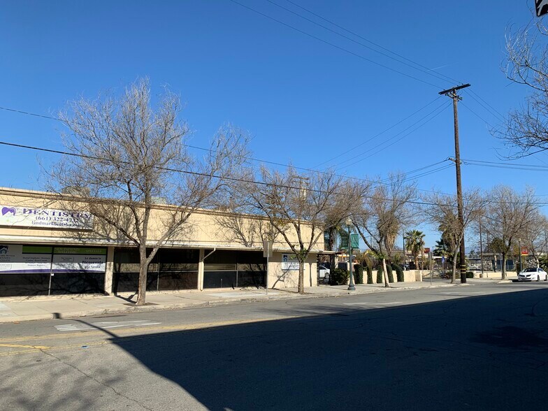 2200 Chester Ave, Bakersfield, CA à louer - Photo du bâtiment - Image 2 de 8