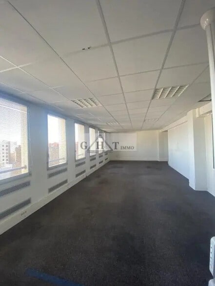 Office in Montreuil for sale - Interior Photo - Image 3 of 6