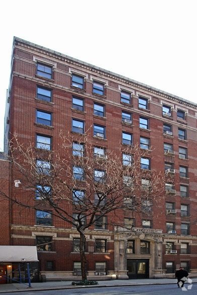225 W 71st St, New York, NY à louer - Photo du bâtiment - Image 2 de 4