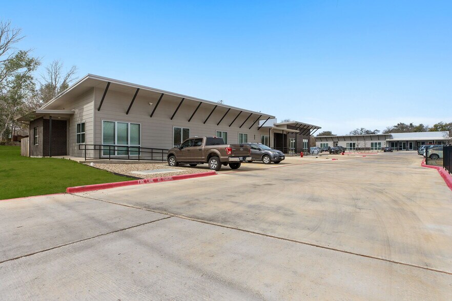 6000 Menchaca Rd, Austin, TX à louer - Photo du bâtiment - Image 1 de 11