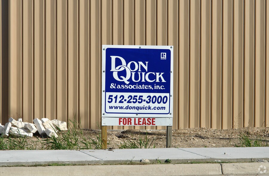 2201 Patterson Industrial Dr, Pflugerville, TX à louer - Photo du bâtiment - Image 3 de 22