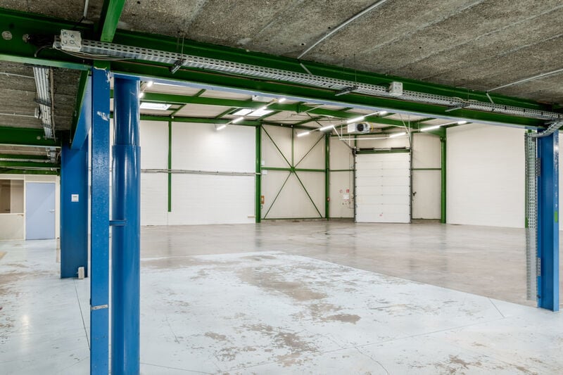 Flex in Saint-Thibault-des-Vignes for lease - Interior Photo - Image 3 of 7
