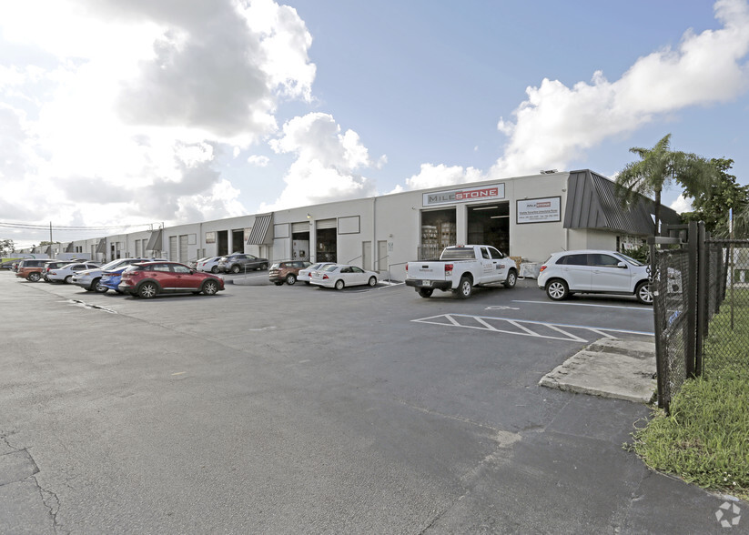 5501-5595 NW 72nd Ave, Miami, FL for lease - Building Photo - Image 1 of 10