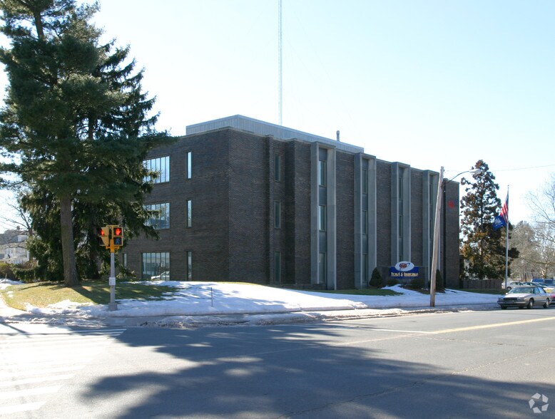 815 Farmington Ave, West Hartford, CT à vendre - Photo du bâtiment - Image 2 de 4