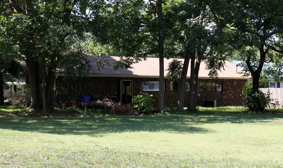 302 W Graham St, Mebane, NC à louer - Photo du bâtiment - Image 2 de 2