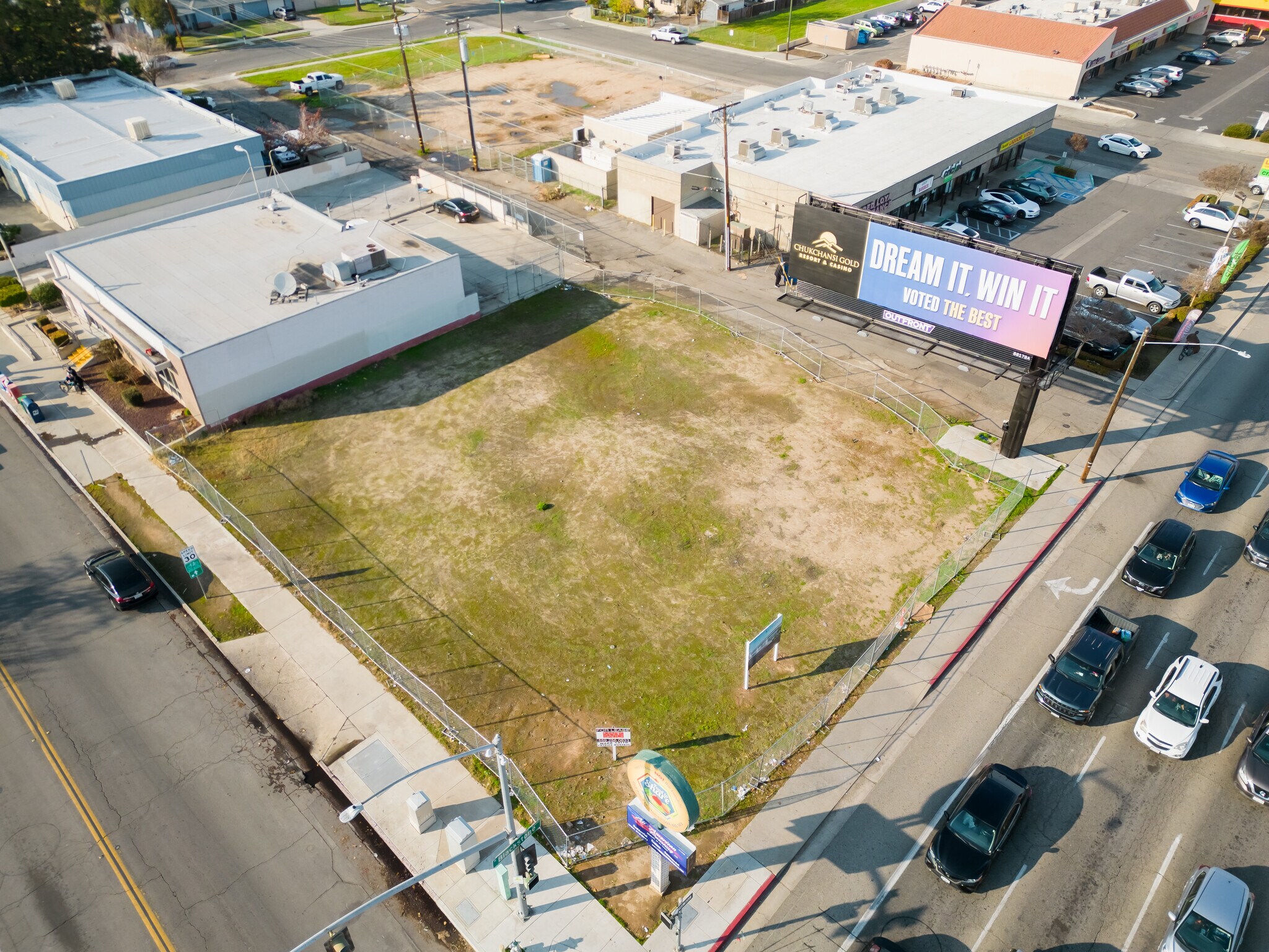 7315 N Blackstone Ave, Fresno, CA à louer Aérien- Image 1 de 9