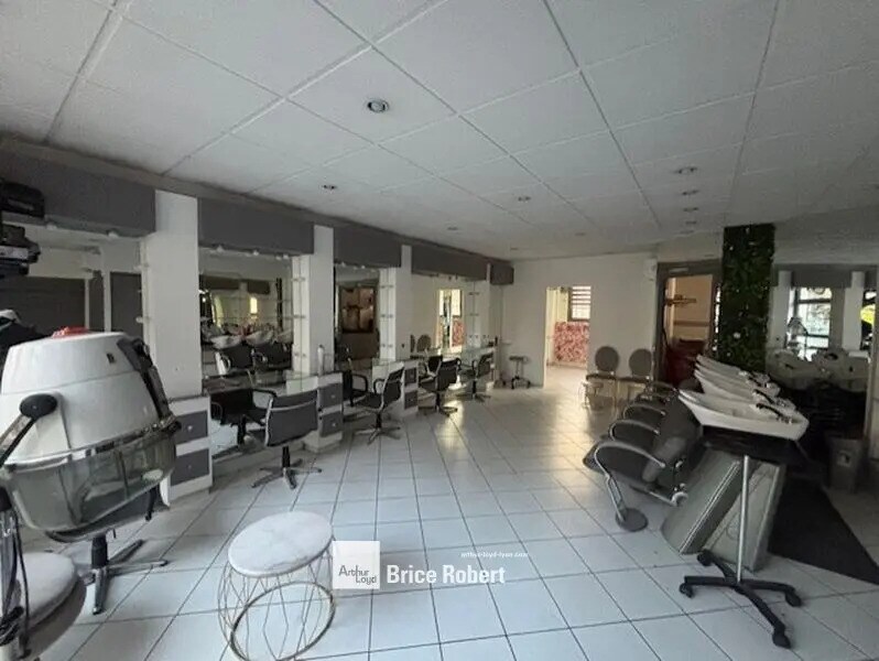 Retail in Lyon for sale Interior Photo- Image 1 of 4