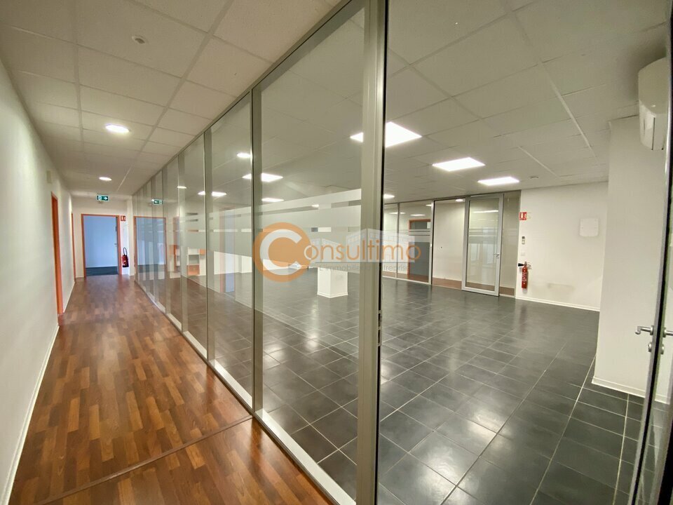 Office in Gradignan for lease Building Photo- Image 1 of 7