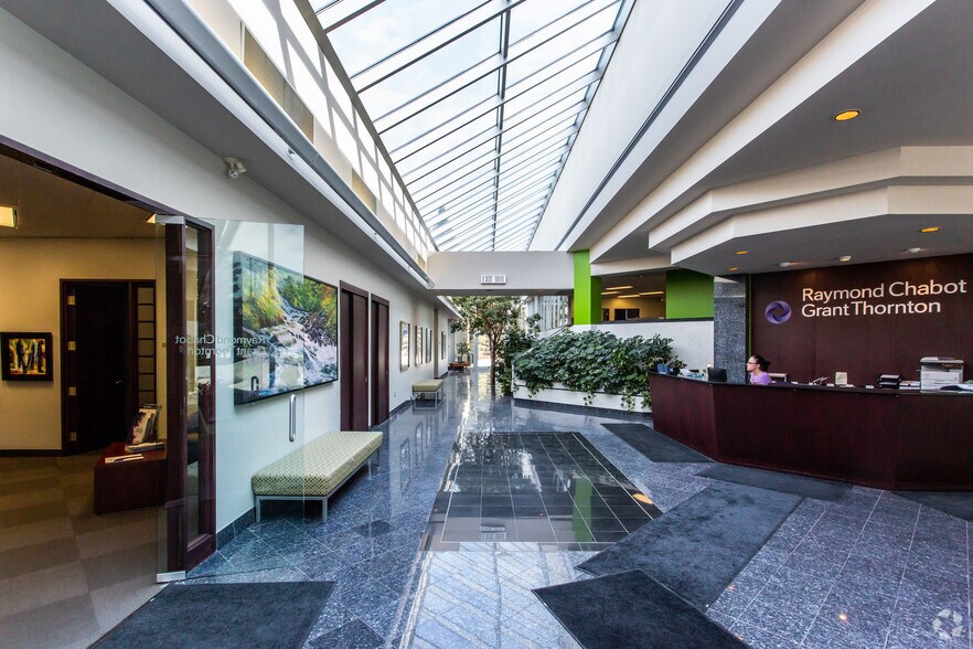 2505 St. Laurent Blvd, Ottawa, ON à louer - Hall d’entrée - Image 2 de 6