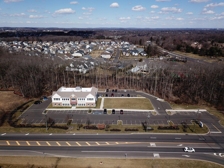 1690 Big Oak Rd, Lower Makefield, PA à vendre - Photo du bâtiment - Image 1 de 1