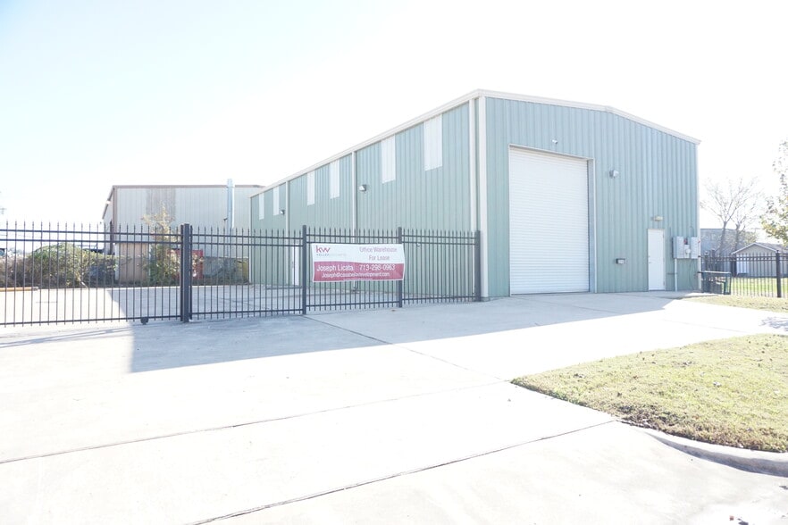 5711 Clementshire St, Houston, TX for lease - Primary Photo - Image 1 of 10