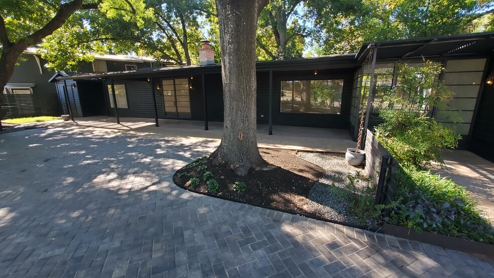 1405 E 38th 1/2 St, Austin, TX for lease - Primary Photo - Image 1 of 44