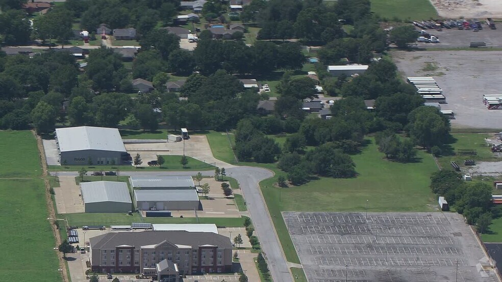 2415 S Nicklas, Oklahoma City, OK à louer - Vidéo aérienne - Image 2 de 12