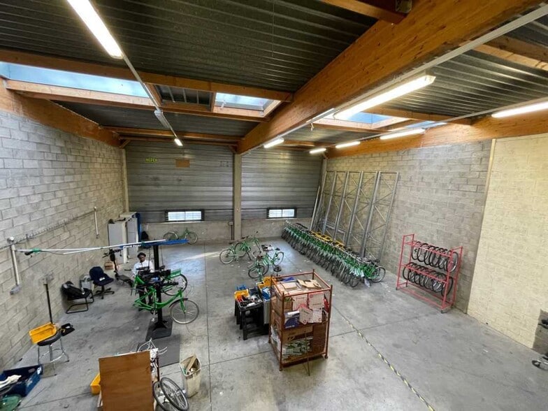 Flex in Villeurbanne for lease - Interior Photo - Image 1 of 5