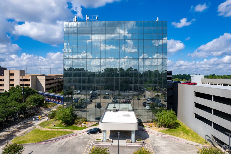 800 Peakwood Dr, Houston, TX à louer - Photo du bâtiment - Image 3 de 19