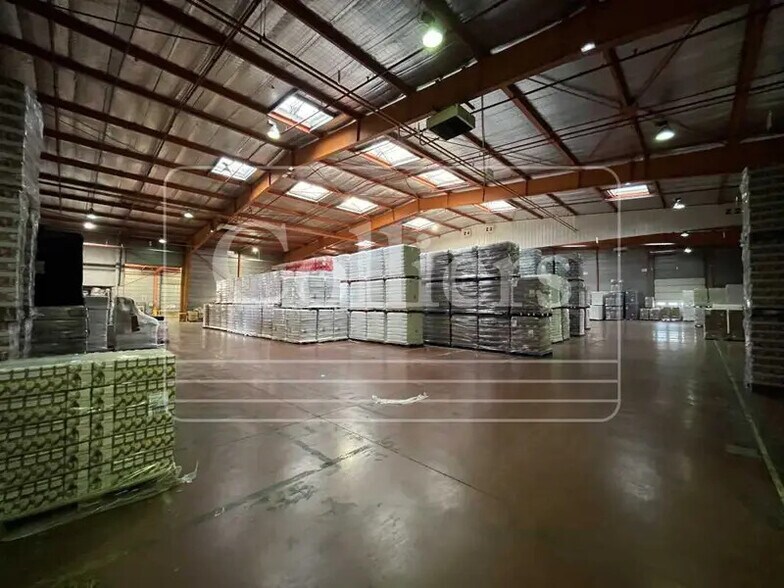 Industrial in Tarascon for lease - Building Photo - Image 1 of 7