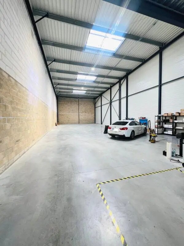 Local d'activités dans Plaisir à vendre Photo intérieure- Image 1 de 13