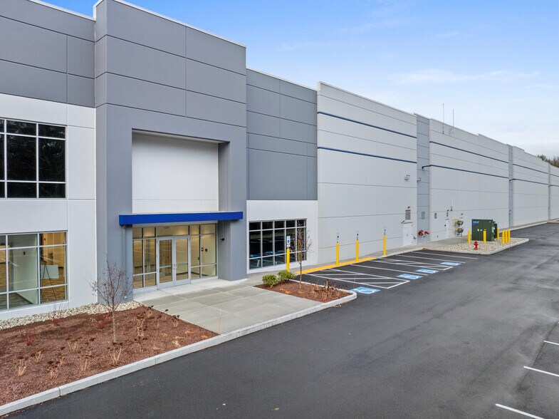 150 Revolutionary Dr, Taunton, MA à louer - Photo du bâtiment - Image 3 de 19