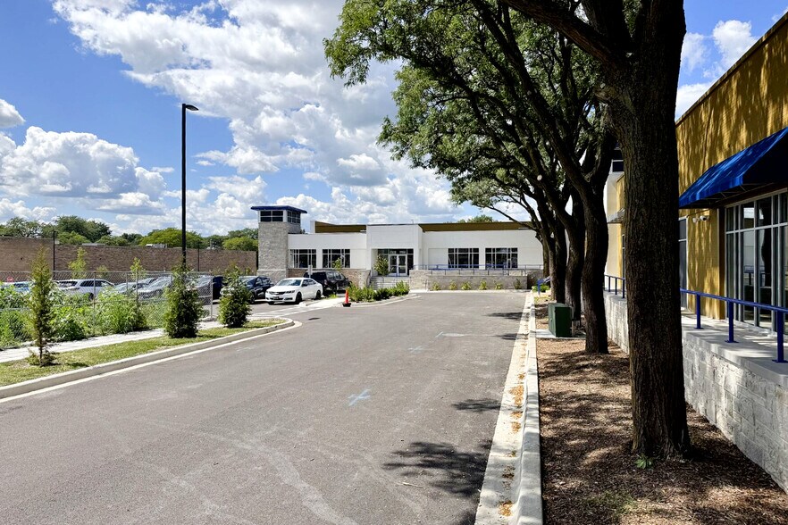 970 N Lake St, Aurora, IL à louer - Photo du bâtiment - Image 2 de 6