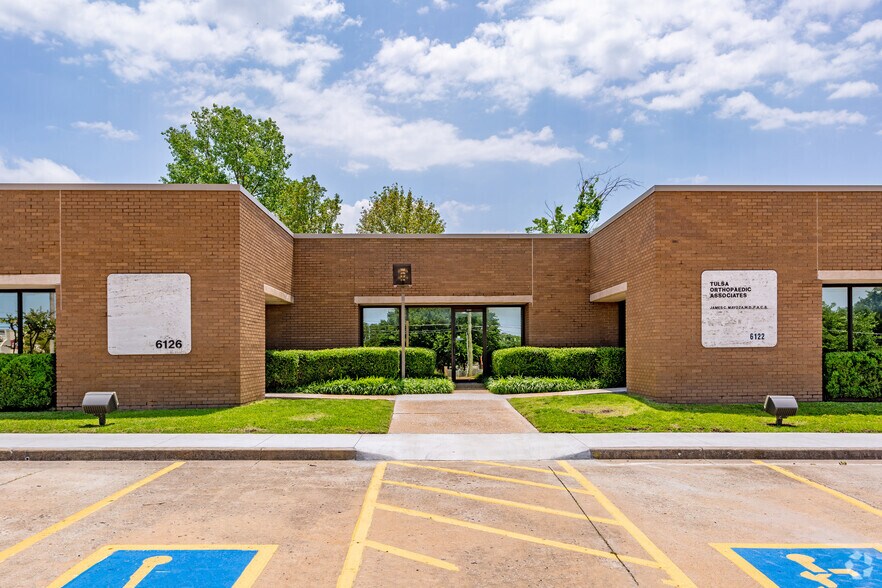 6112-6134 E 61st St, Tulsa, OK à louer - Photo du bâtiment - Image 2 de 5