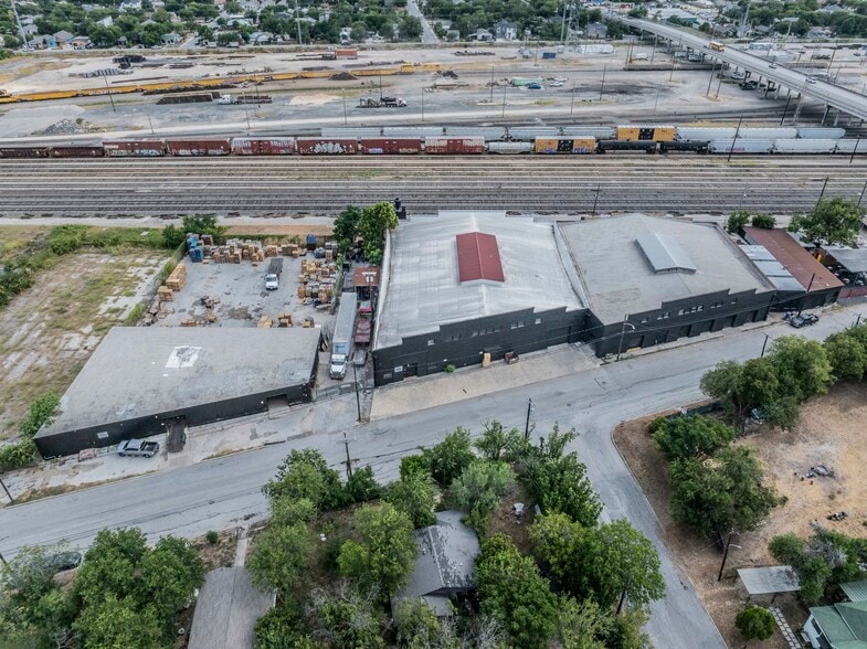 210-220 Seguin Rd, San Antonio, TX for lease - Building Photo - Image 3 of 4