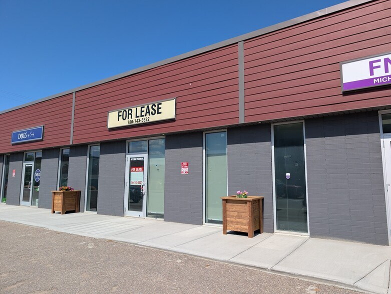8302 Fraser Ave, Fort McMurray, AB à louer - Photo du bâtiment - Image 2 de 10