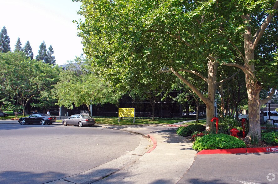 9300 Tech Center Dr, Sacramento, CA à louer - Photo du bâtiment - Image 2 de 10