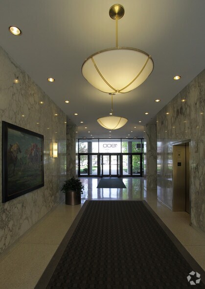 1900 Spring Rd, Oak Brook, IL à louer - Hall d’entrée - Image 2 de 15