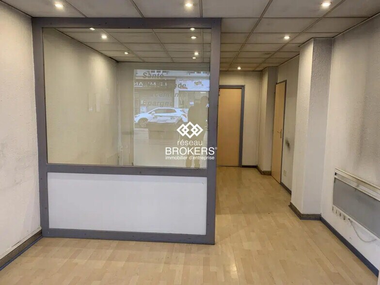 Retail in Grenoble for lease - Interior Photo - Image 2 of 7