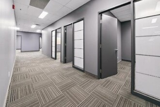 4141-4149 Autoroute 440, Laval, QC à louer Photo intérieure- Image 1 de 8